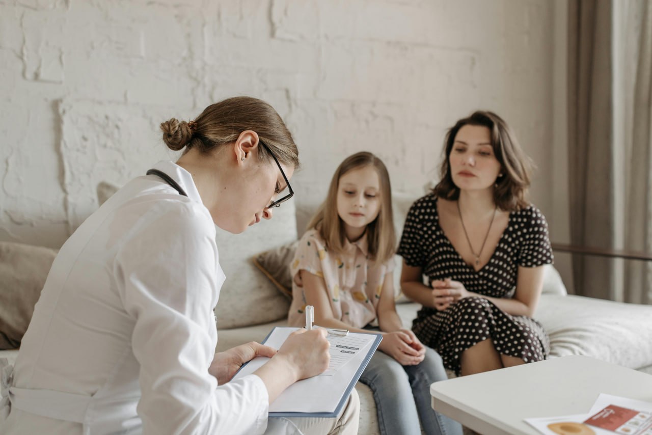 Consulting with a doctor about food reactions — getting the right diagnosis matters